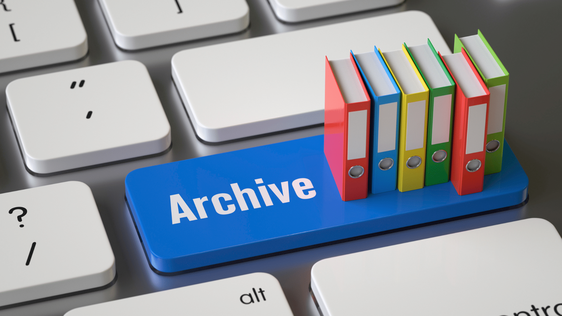 Touche de clavier bleue marquée 'Archive' avec des classeurs colorés posés dessus
