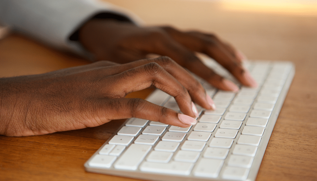 personne qui tape sur un clavier de mac