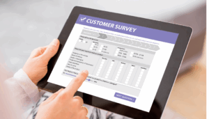 personne qui remplit un questionnaire sur une tablette