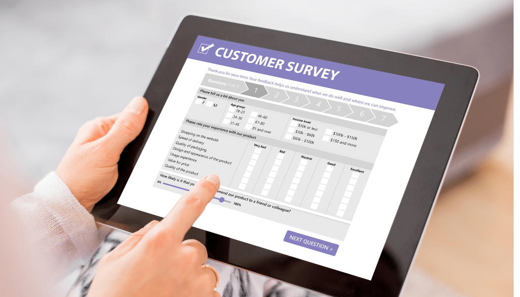 personne qui remplit un questionnaire sur une tablette