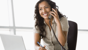 femme qui répond au téléphone