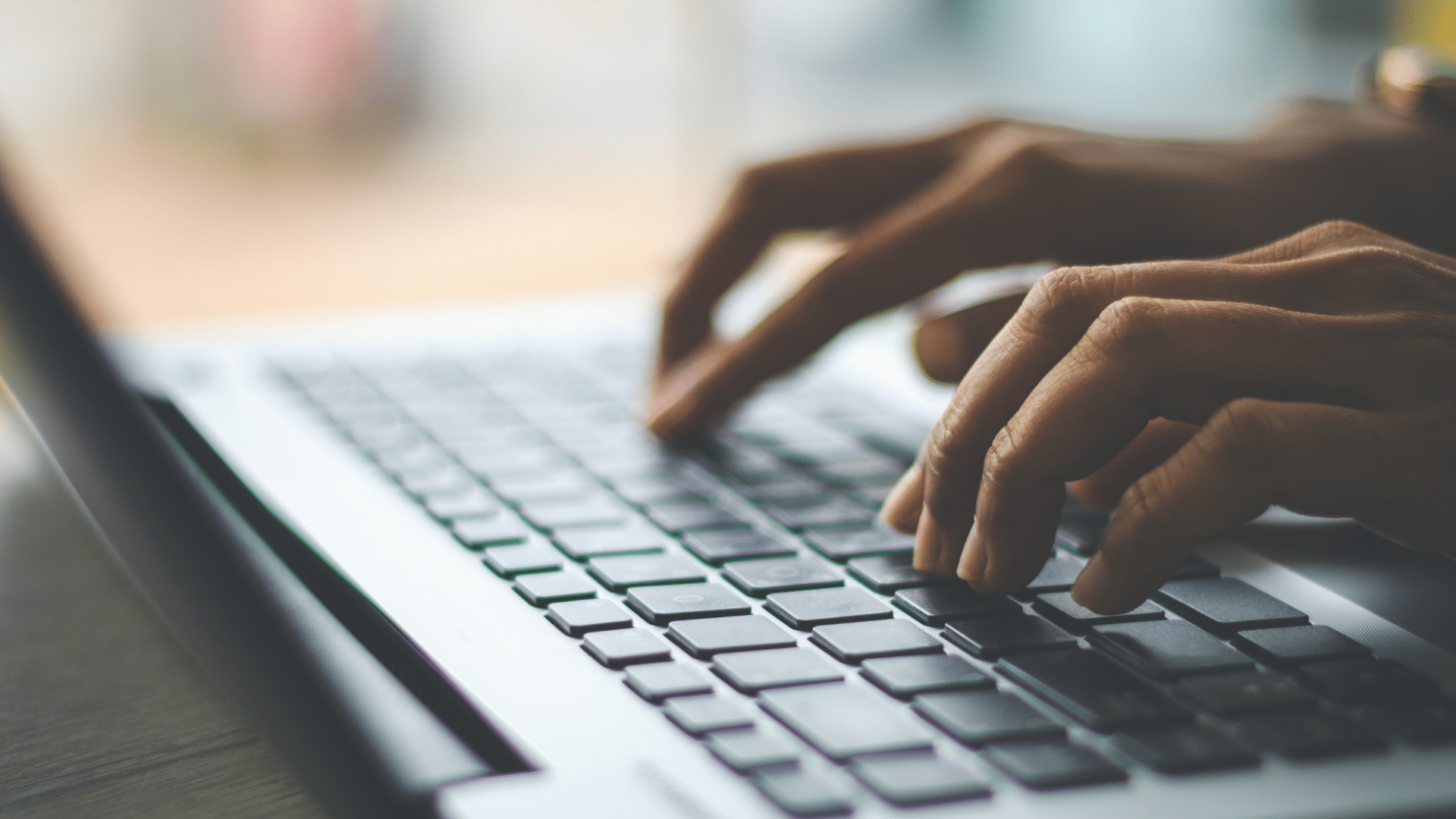 personne qui tape sur le clavier d'un ordinateur